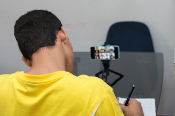 estudiante recibiendo clases virtuales en su celular