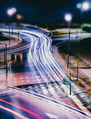 Fondo abstracto de ciudad y luces de tráfico. Coches y semáforos. Diseño urbano y transporte