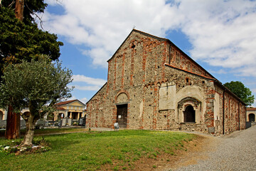 Fototapeta na wymiar la chiesa romanica di San Michele a Oleggio