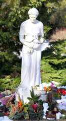 Statue einer trauernden Frau an einem Grab