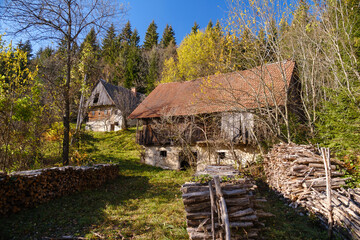 Fototapeta na wymiar Old farmhouse in Slovenian hills in autumn