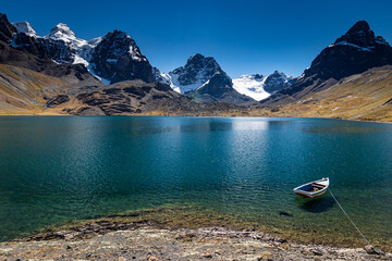 Laguna Condoriri mit kleinem Fischerboot