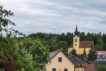 Fototapeta na wymiar Dorf mit Kirche in der Südweststeiermark