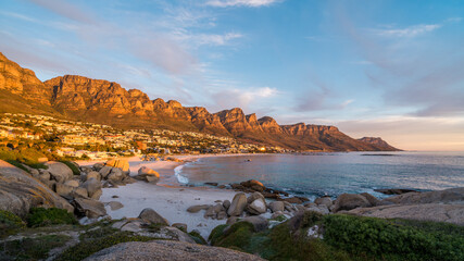 Zonsondergang over Camps Bay Beach in Kaapstad, West-Kaap, Zuid-Afrika.