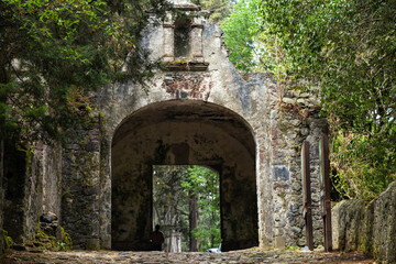 construcci&oacute;n en forma de arco peatonal 