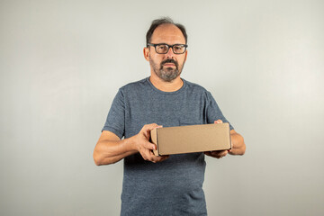 merchandise delivery man with a box in hand