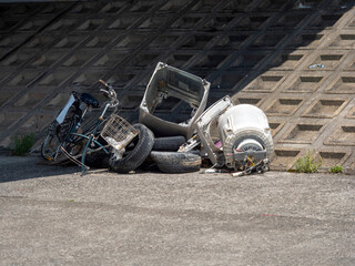 川岸に不法投棄された産業廃棄物