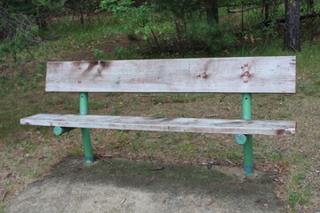 Naklejka premium wooden bench in the park