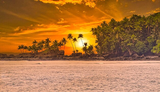 Vista de un atardecer en una isla de Puerto Armuelles en Chiriqu&iacute;, Panam&aacute; 