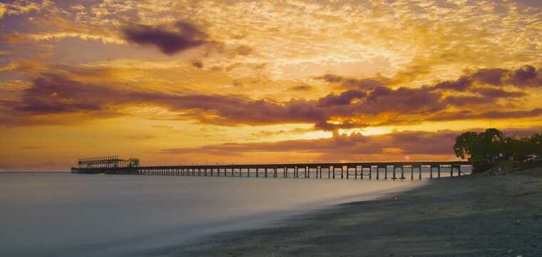 Vista de un atardecer en el muelle de Puerto Armuelles en Chiriqu&iacute;, Panam&aacute; 