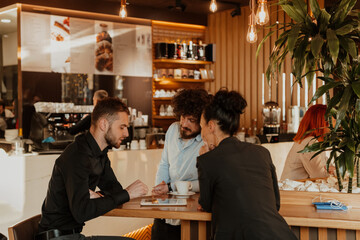 A group of friends hanging out in a cafe, and among them is a tablet.