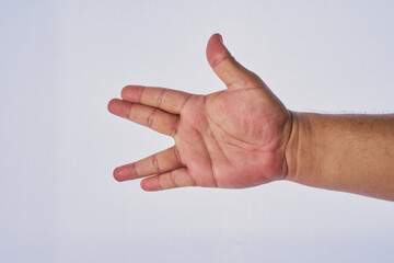 Mano de hombre adulto latino haciendo un gesto en un fondo blanco
