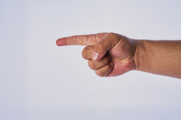 Mano de hombre adulto latino haciendo un gesto en un fondo blanco