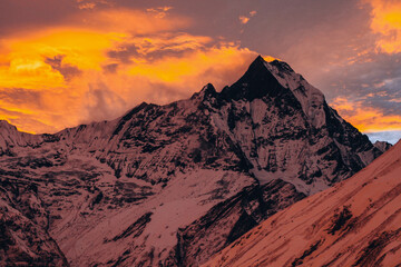 Fototapeta premium Light over the peak of the Machapuchare
