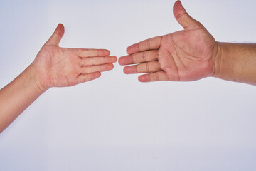 Mano de hombre adulto latino haciendo un gesto con la mano de un niño en un fondo blanco
