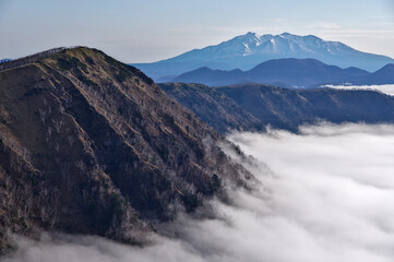 青空の下の雲海と山の稜線の景観。日本の北海道の摩周湖。