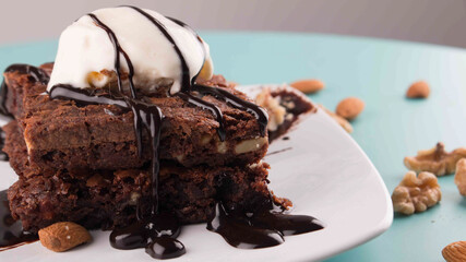 Postres deliciosos, torta con helado