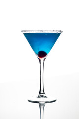 Un coctel azul con una cereza dentro