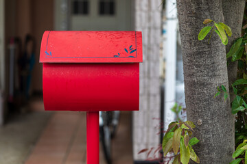家の玄関の前にある赤い郵便受け