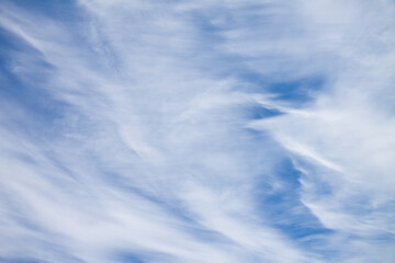 春の青空と白い雲	