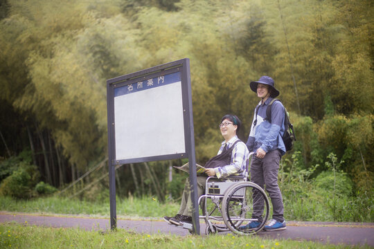 【車椅子】（男性二人）冒険の旅