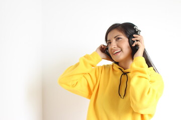 Mujer joven alegre con audífonos