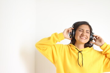 Mujer joven feliz con audífonos