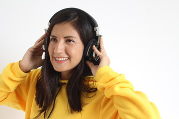 Fototapeta premium Mujer disfruta escuchando música