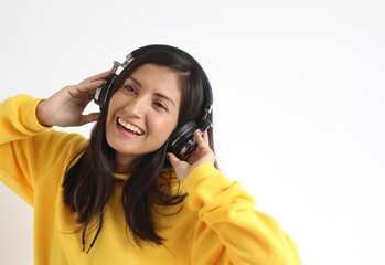 Mujer disfruta escuchando música