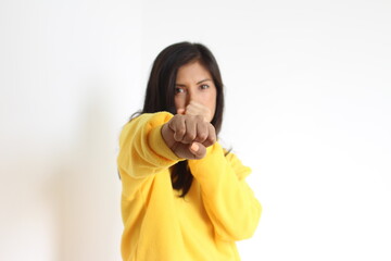 Mujer en posición de defensa