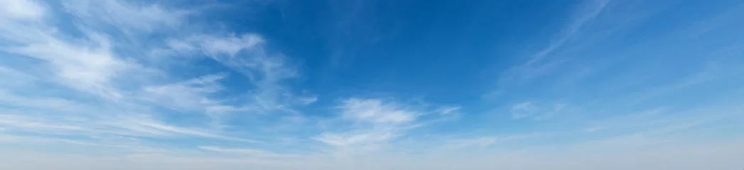 Poster Im Rahmen Panorama Blauer Himmel und weiße Wolken. Bfluffy Cloud im Hintergrund des blauen Himmels © Pakhnyushchyy
