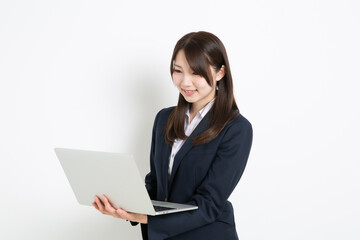 パソコンで検索しているビジネスウーマン