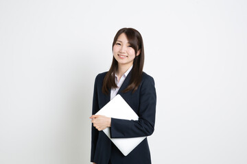 パソコンを抱えている笑顔のビジネスウーマン