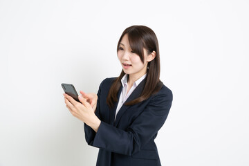 スマートフォンで検索しているものを見つけたビジネスウーマン