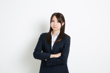 腕組みをして怒っているビジネスウーマン