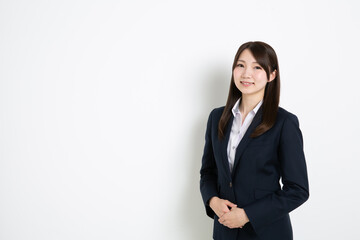 両手を前に添えて笑っているビジネスウーマン