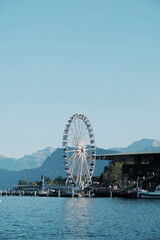 Obraz premium ferris wheel on a sunny day