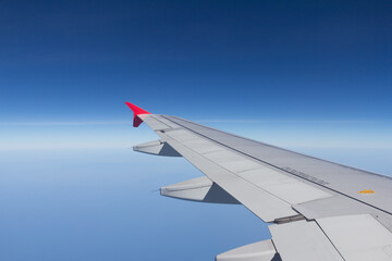 Fototapeta na wymiar wing of airplane with blue sky