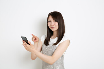 Fototapeta premium スマートフォンで検索をしている若い女性