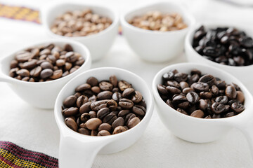 6段階に焙煎されたコーヒー豆