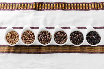 6段階に焙煎されたコーヒー豆 - obrazy, fototapety, plakaty