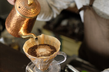 コーヒーの入れ方15：コーヒーにお湯を注ぐ