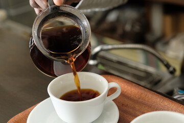 コーヒーの入れ方18：コーヒーをカップに注ぐ