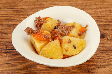 Roasted potato and beef with sauce