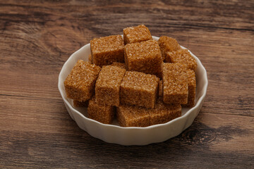 Cane sugar cubs in the bowl