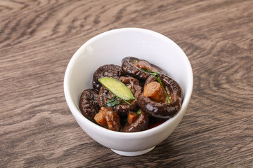 Marinated shiitake mushrooms with herbs