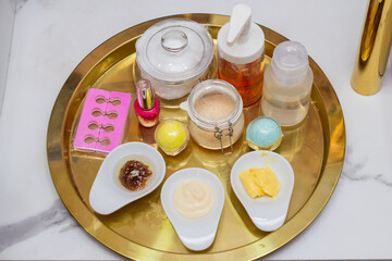 conjunto profesional de herramientas para el tratamiento en una instalación de spa de uñas, vista superior