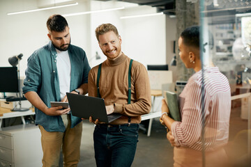 Obraz premium Young start-up team communicating while having business meeting in the office.