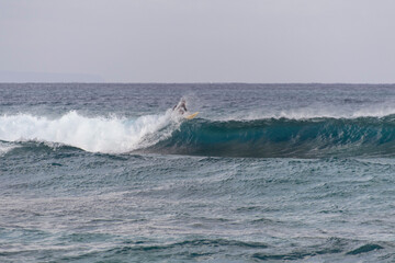 奄美大島の手広海岸のサーファー