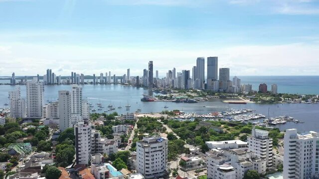 Cartagena barrio Manga y Bocagrande tomas de drone bahia mar caribe y edificaciones modernas  4k